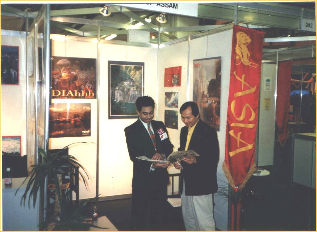 PIRATE WITH CUSTOMER.JPG